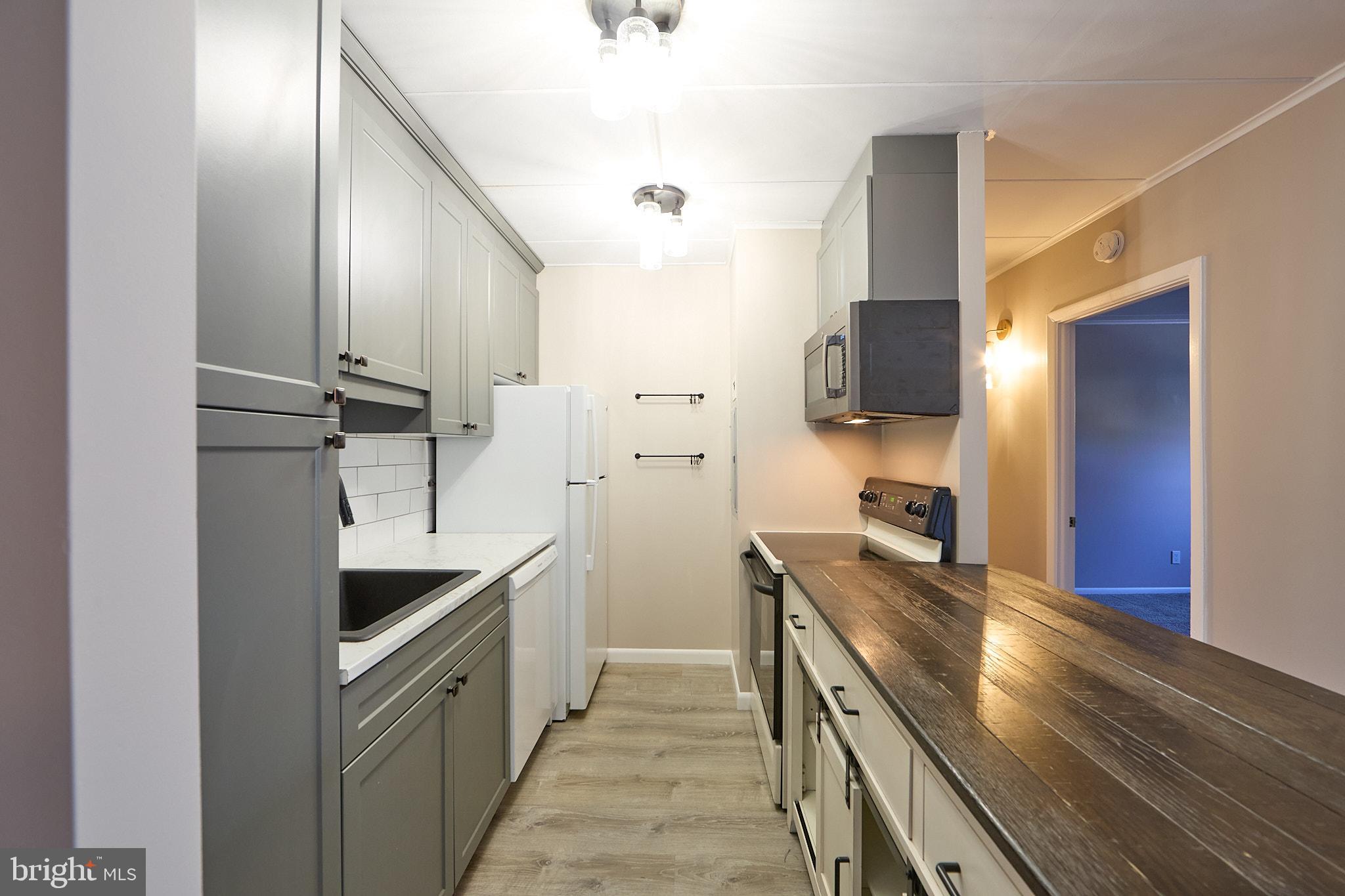 33 W CHESTER PIKE B12