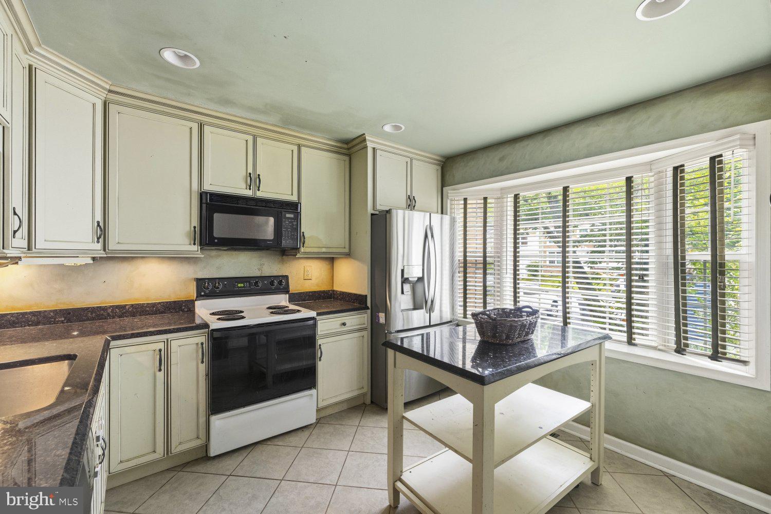 9019 GOLDEN LEAF COURT