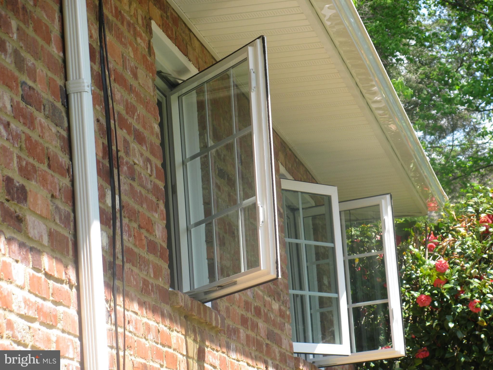 COUNTRY CLUB MANOR - Residential Lease