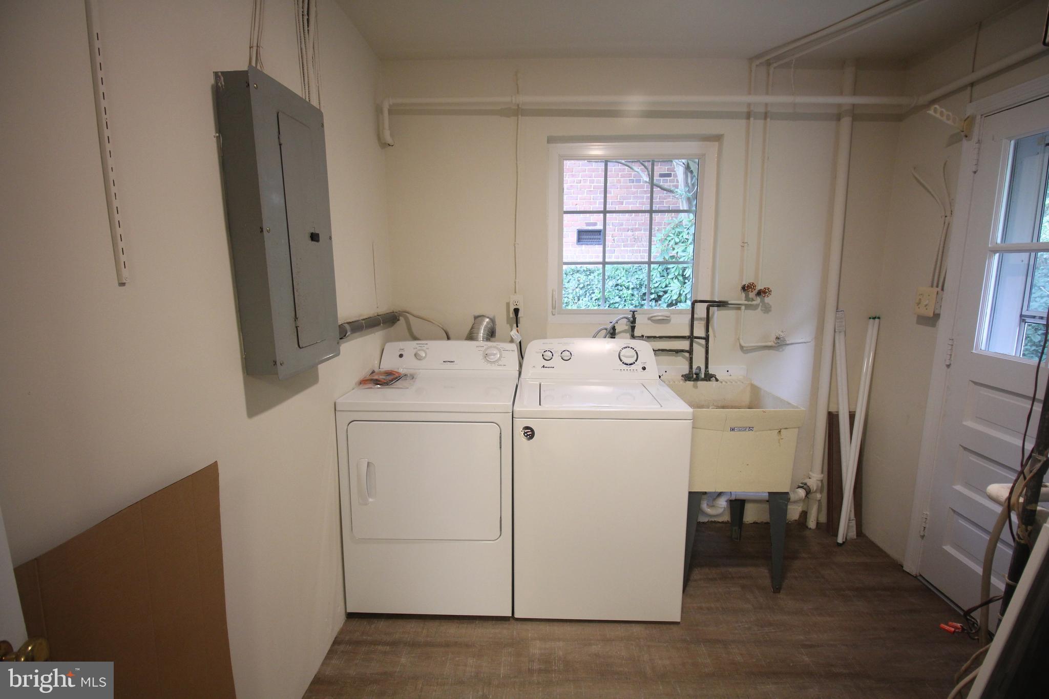 COUNTRY CLUB MANOR - Residential Lease