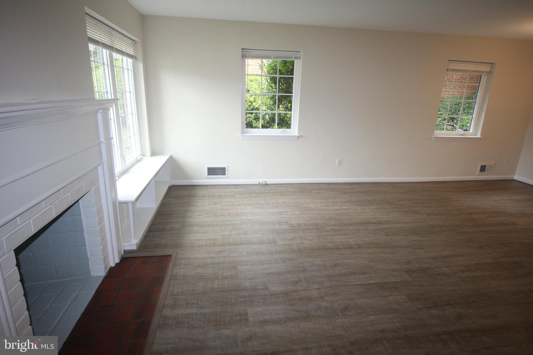 COUNTRY CLUB MANOR - Residential Lease