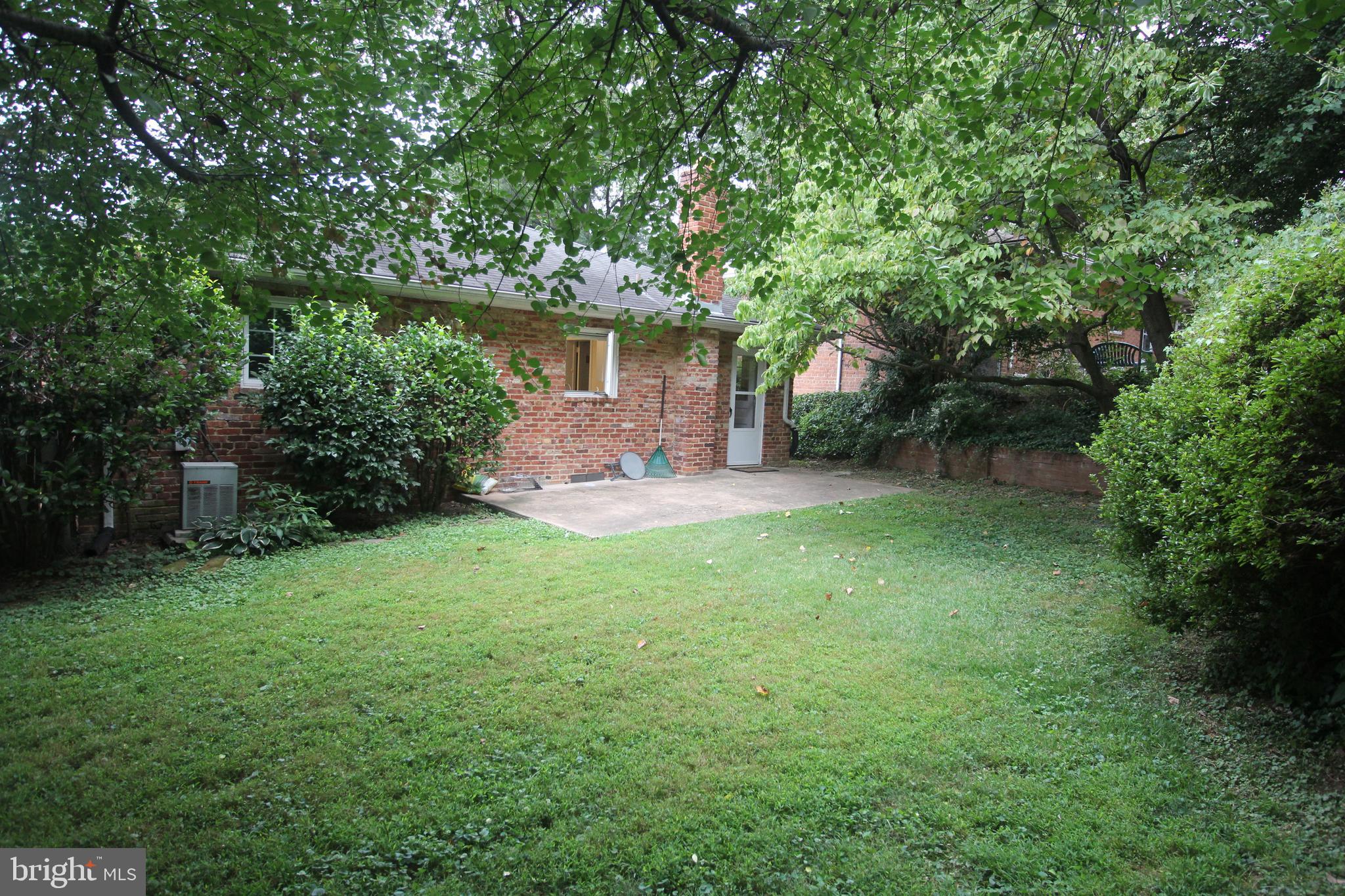 COUNTRY CLUB MANOR - Residential Lease