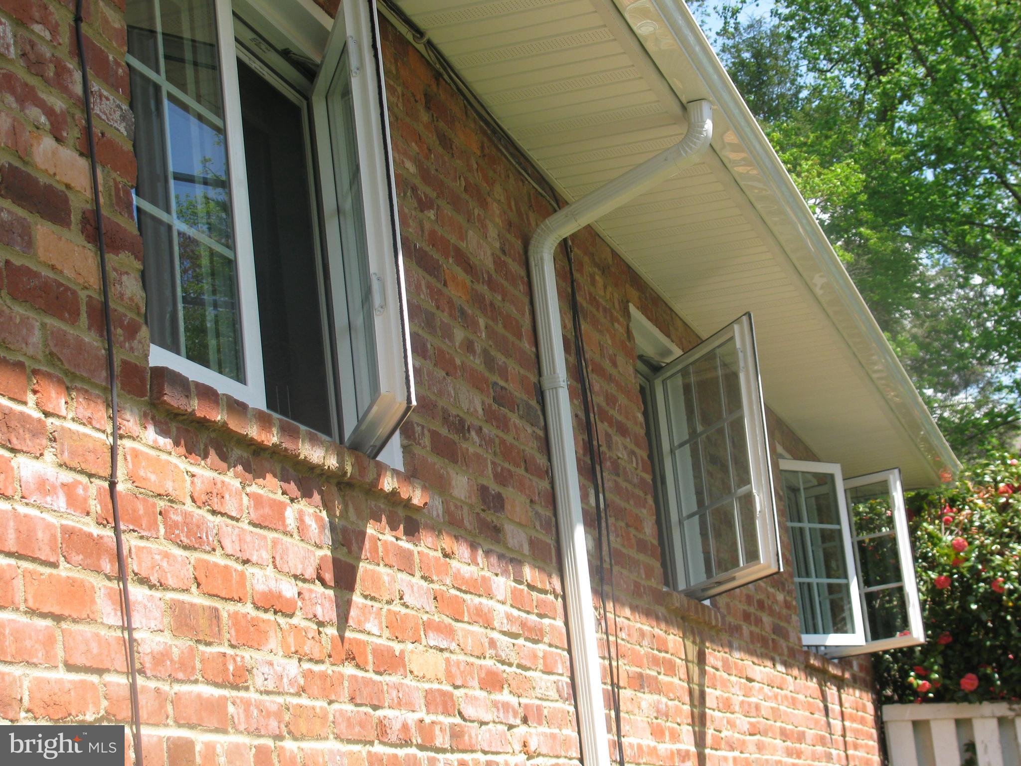 COUNTRY CLUB MANOR - Residential Lease