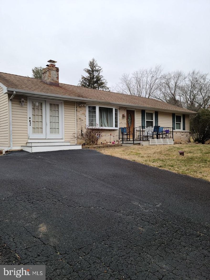 Lovely country setting, convenient to schools and shopping, only 3 minutes to I-95.