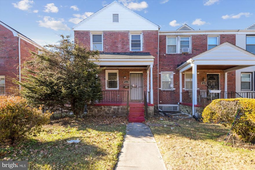 Amazing location! Beautifully renovated townhome just steps from popular shops, cafes, and restaurants. Enjoy modern finishes, bright open spaces, and the convenience of city living in a vibrant neighborhood.