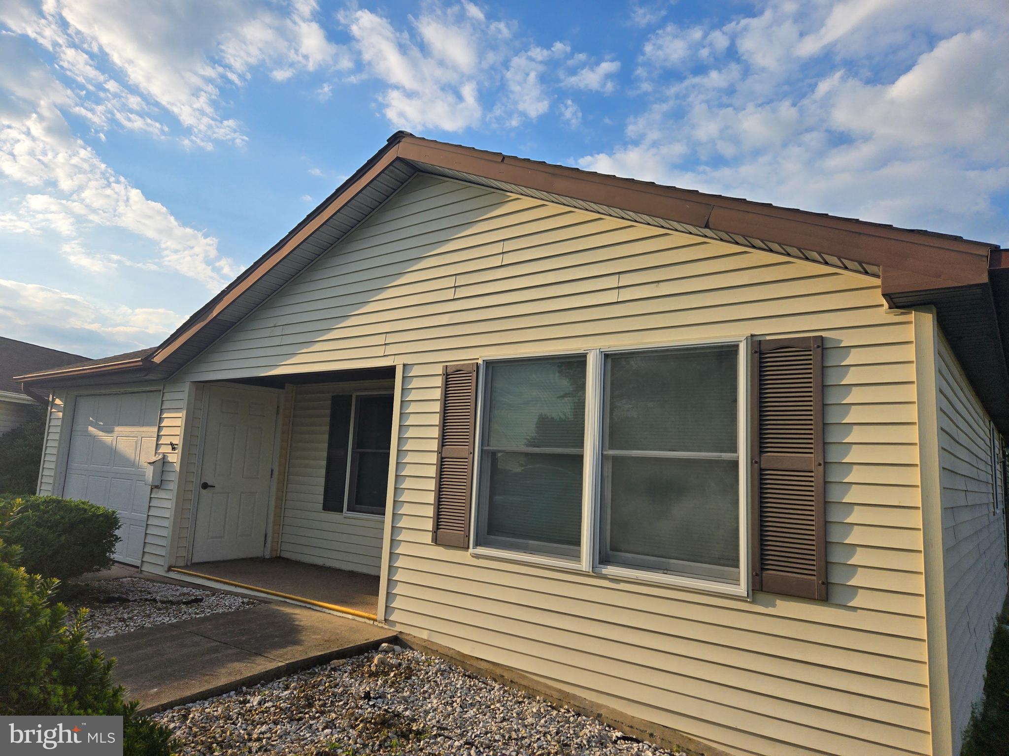 555 HONEYSUCKLE COURT