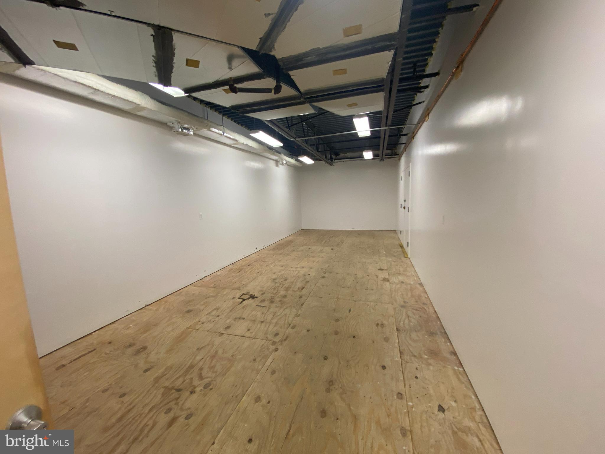 HORNBAKER INDUSTRIAL PARK - Commercial Lease