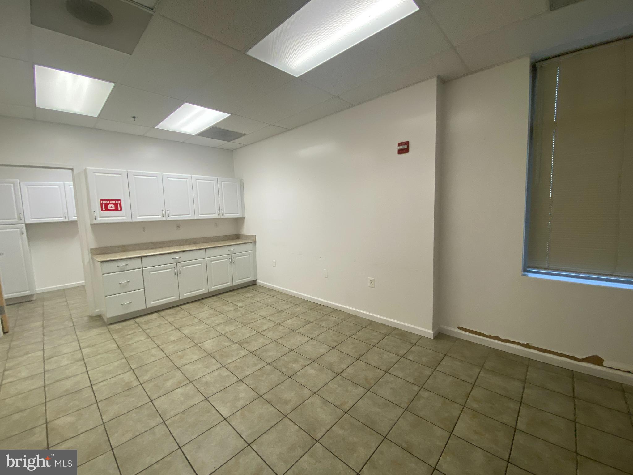 HORNBAKER INDUSTRIAL PARK - Commercial Lease