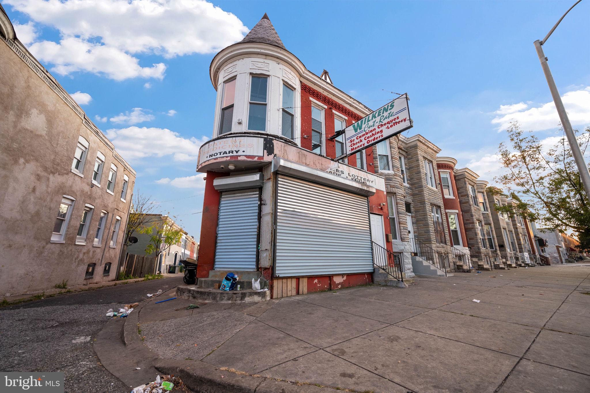 Main image without alt text