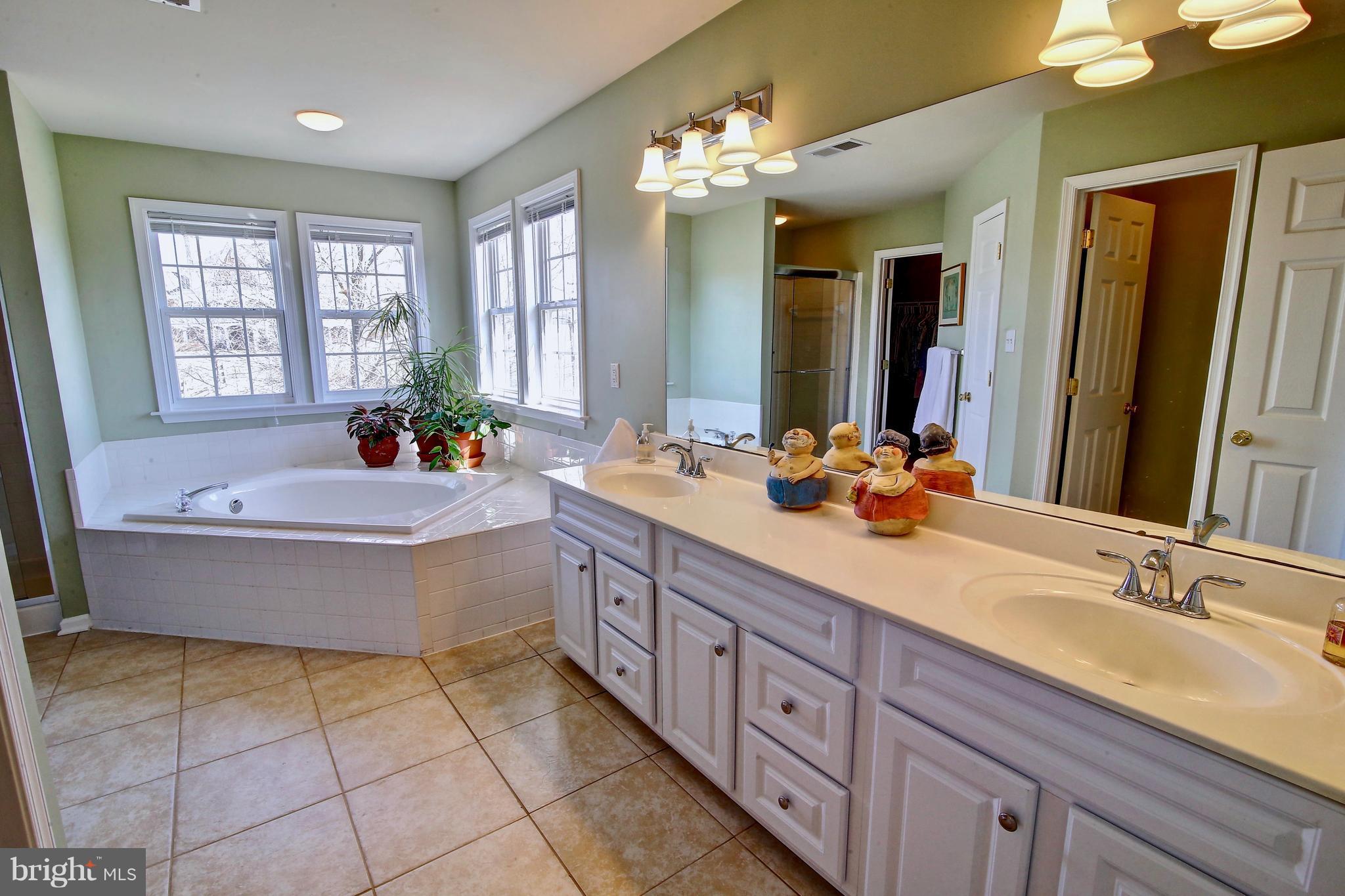 AMBER KNOLLS - Residential