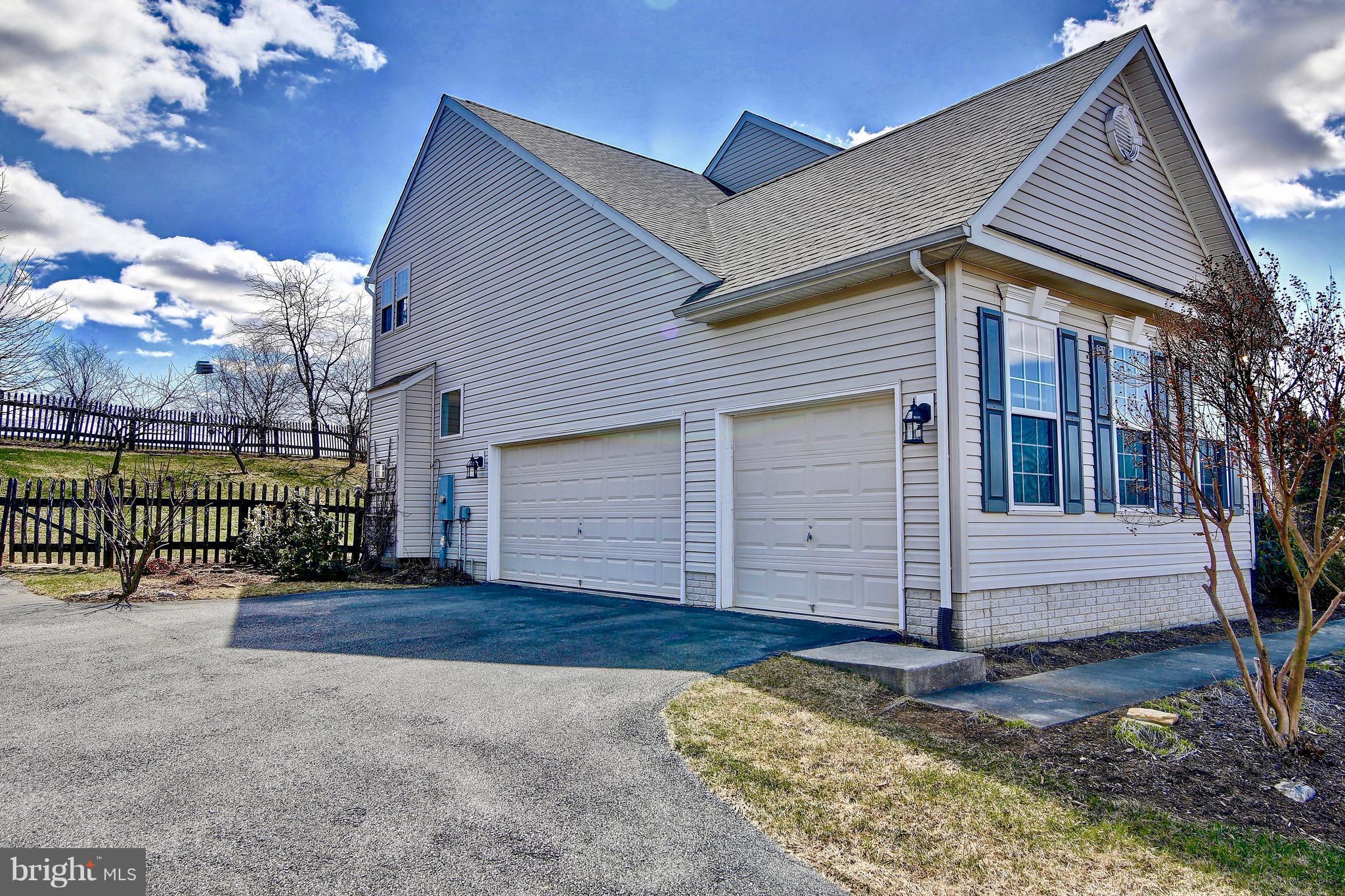 AMBER KNOLLS - Residential