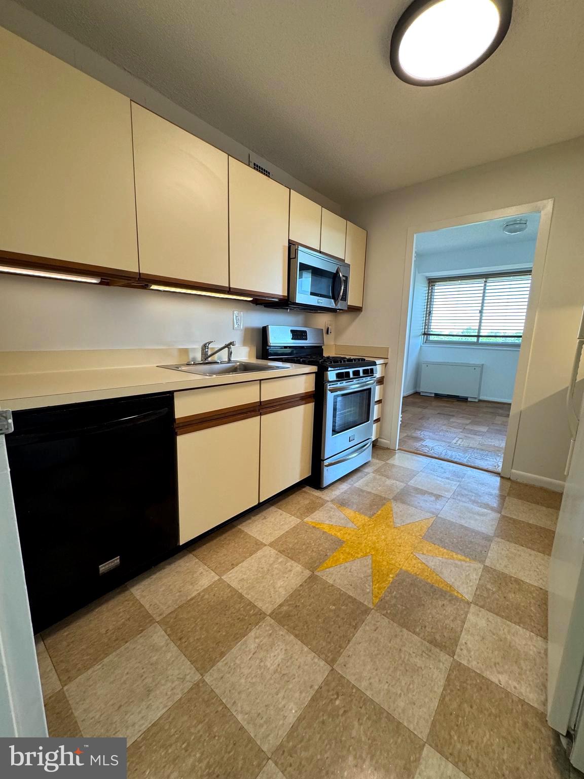 2500 N VAN DORN STREET 1006