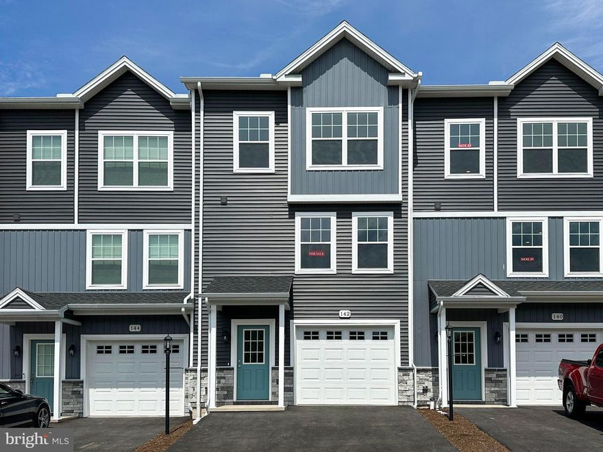 NEW CONSTRUCTION in Steeplechase.  Move-in Ready!