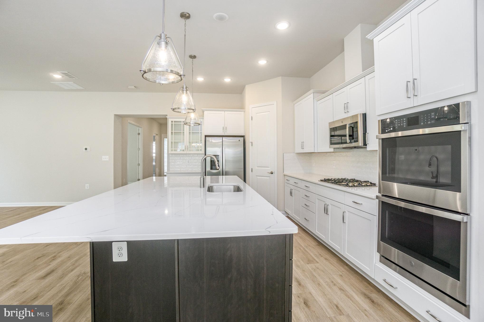 FOUR SEASONS - Residential