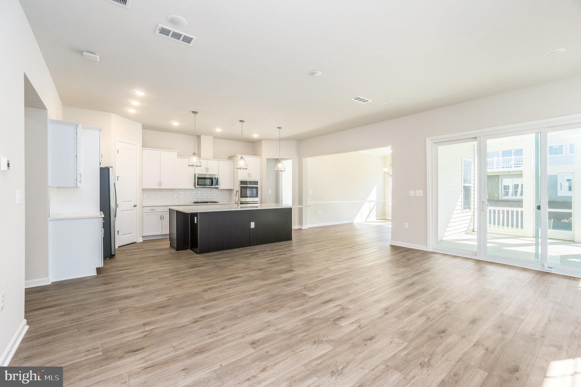 FOUR SEASONS - Residential