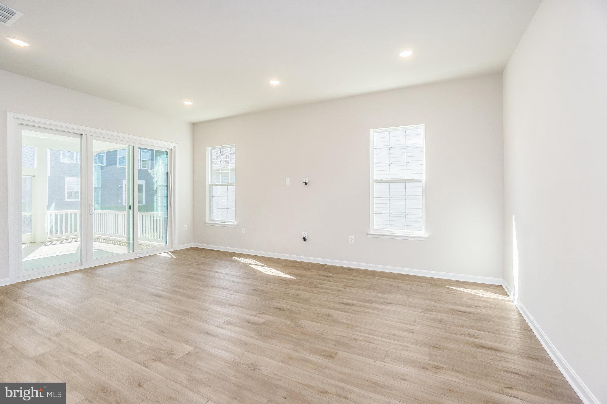 FOUR SEASONS - Residential