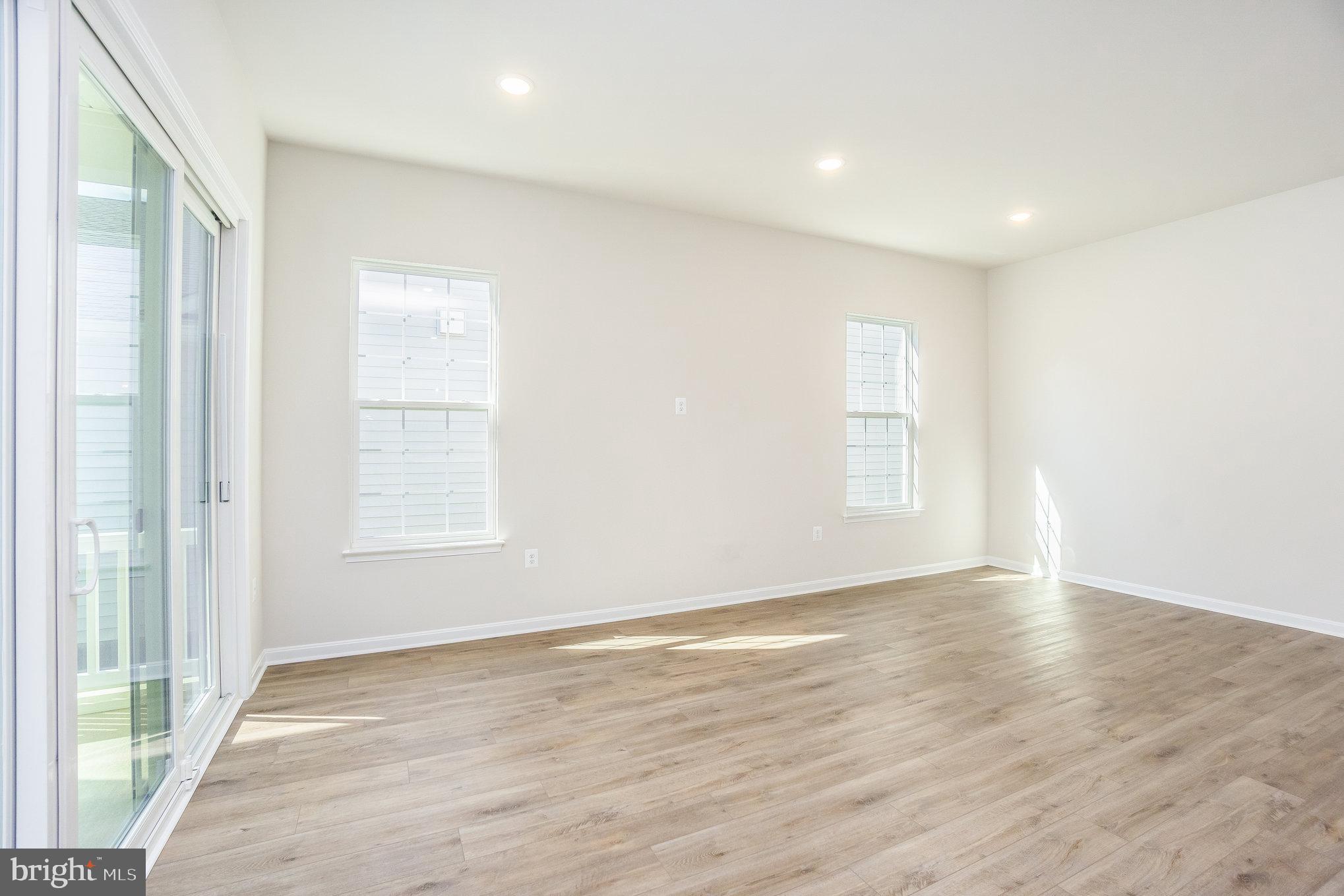 FOUR SEASONS - Residential