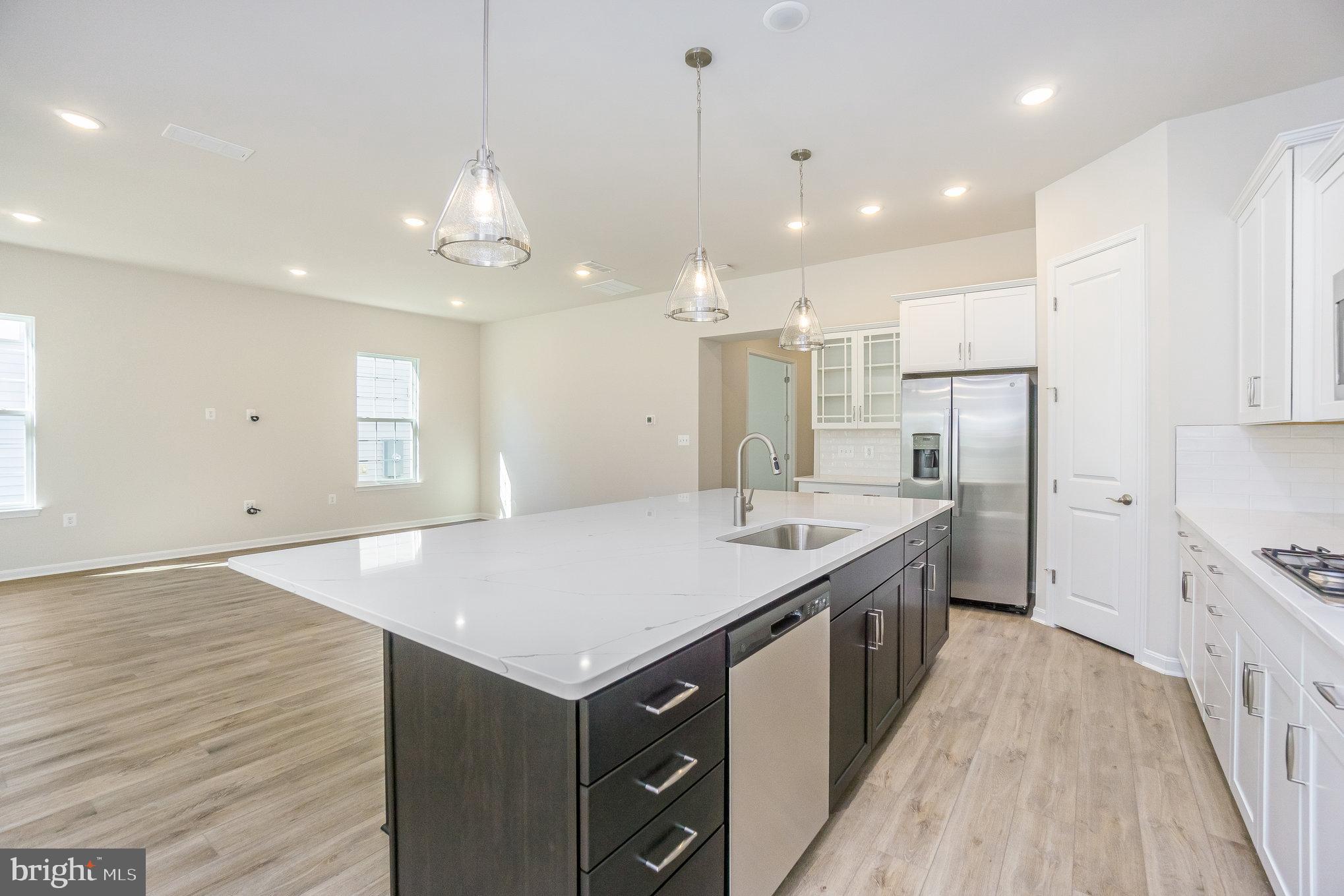 FOUR SEASONS - Residential