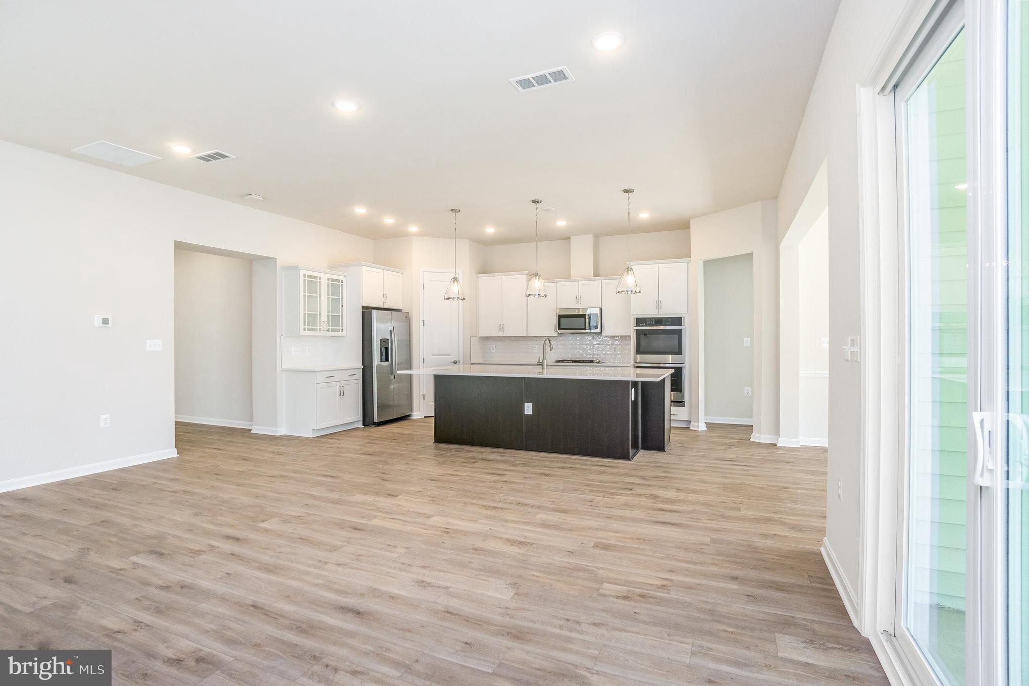 FOUR SEASONS - Residential