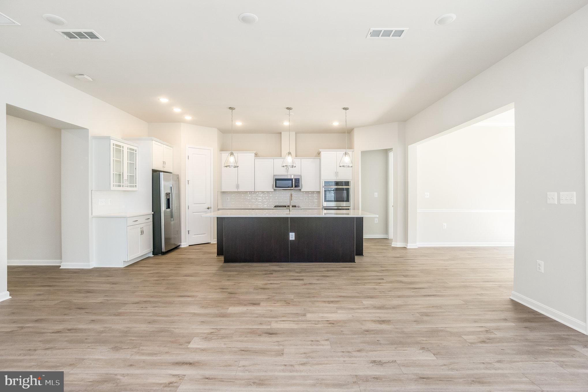 FOUR SEASONS - Residential