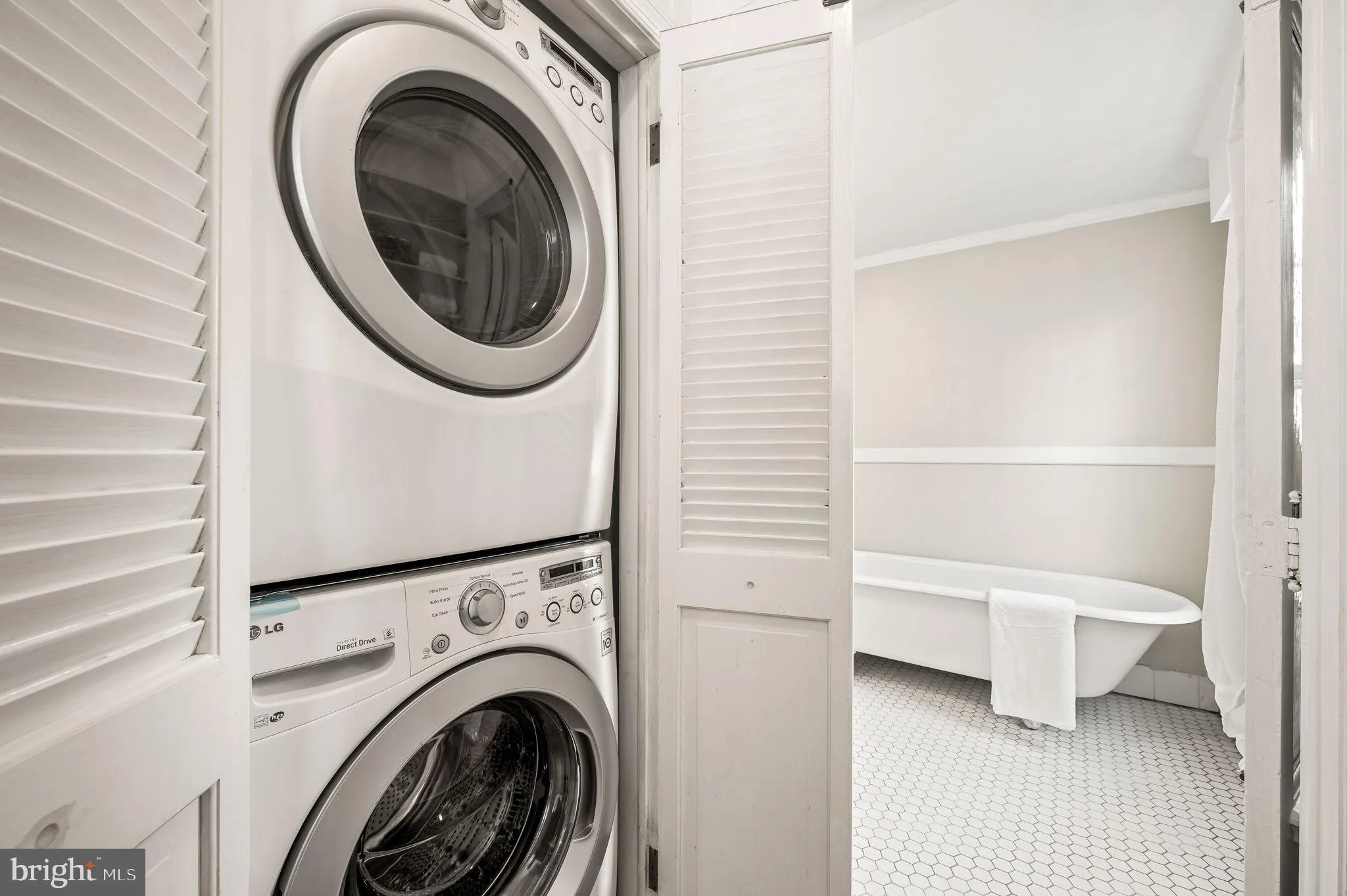 Philadelphia, Pennsylvania 19103, United States, 4 Bedrooms Bedrooms, ,2 BathroomsBathrooms,Residential,Pending,5565