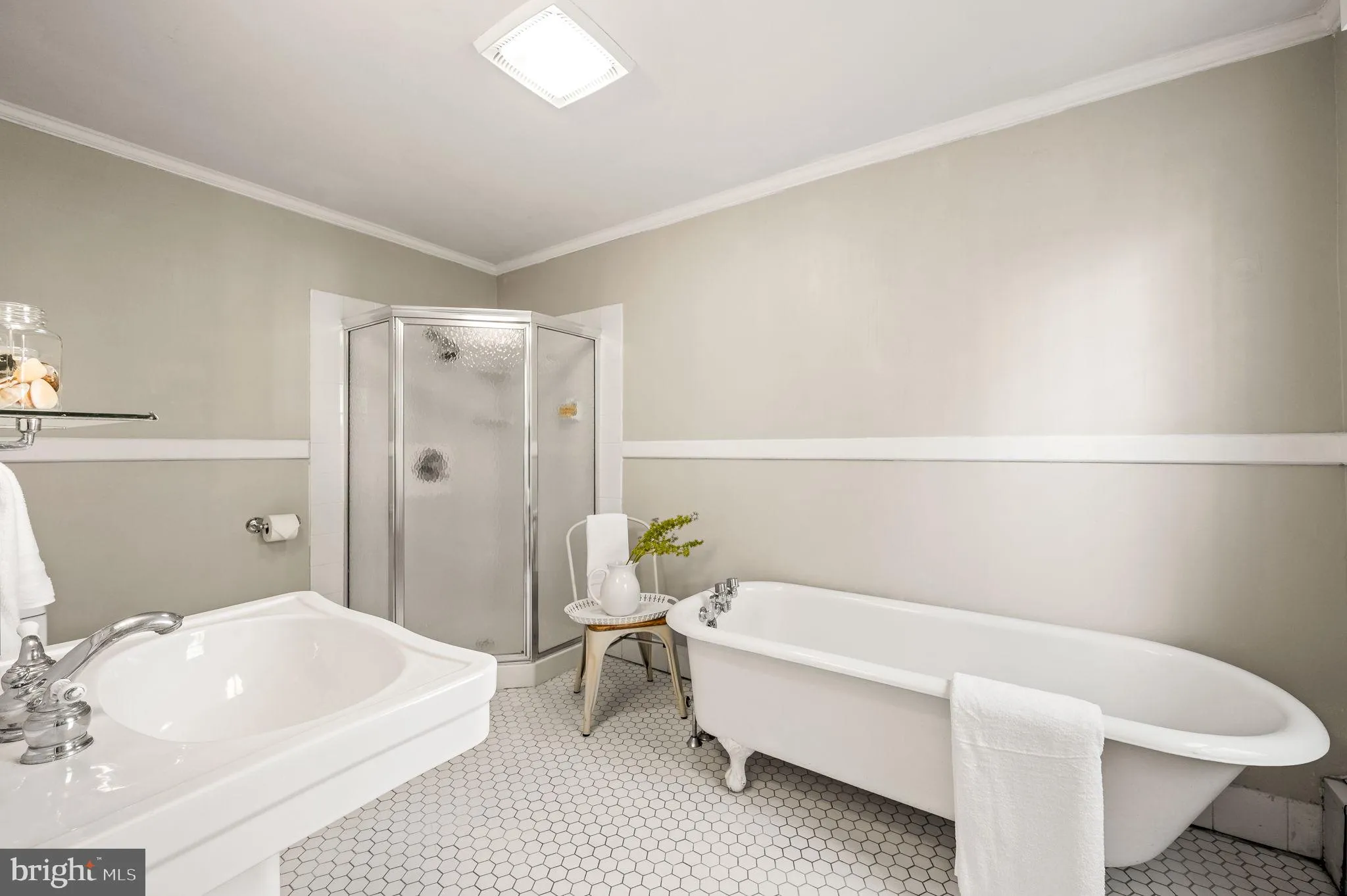 Philadelphia, Pennsylvania 19103, United States, 4 Bedrooms Bedrooms, ,2 BathroomsBathrooms,Residential,Pending,5565