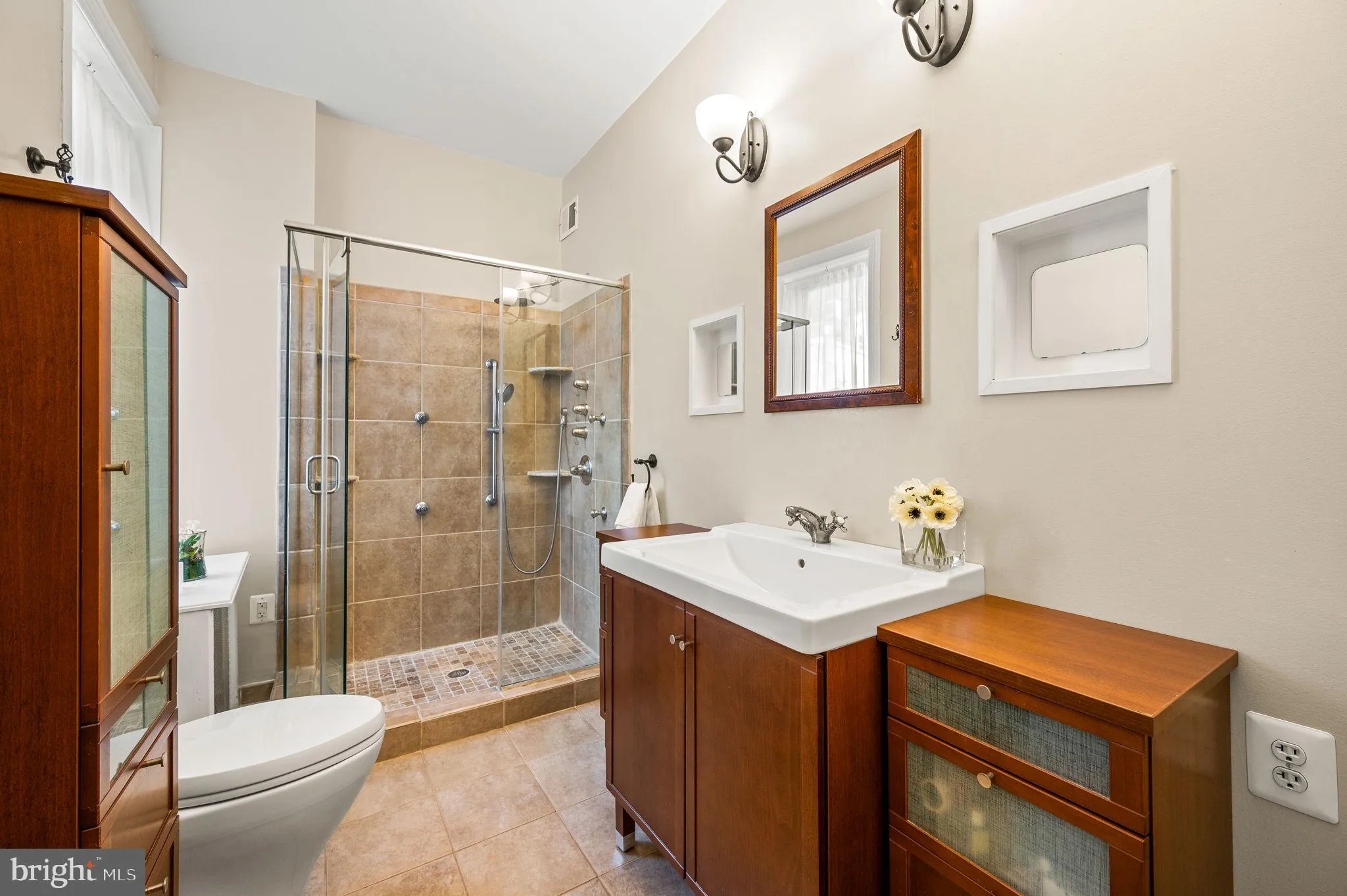 Philadelphia, Pennsylvania 19103, United States, 4 Bedrooms Bedrooms, ,2 BathroomsBathrooms,Residential,Pending,5565