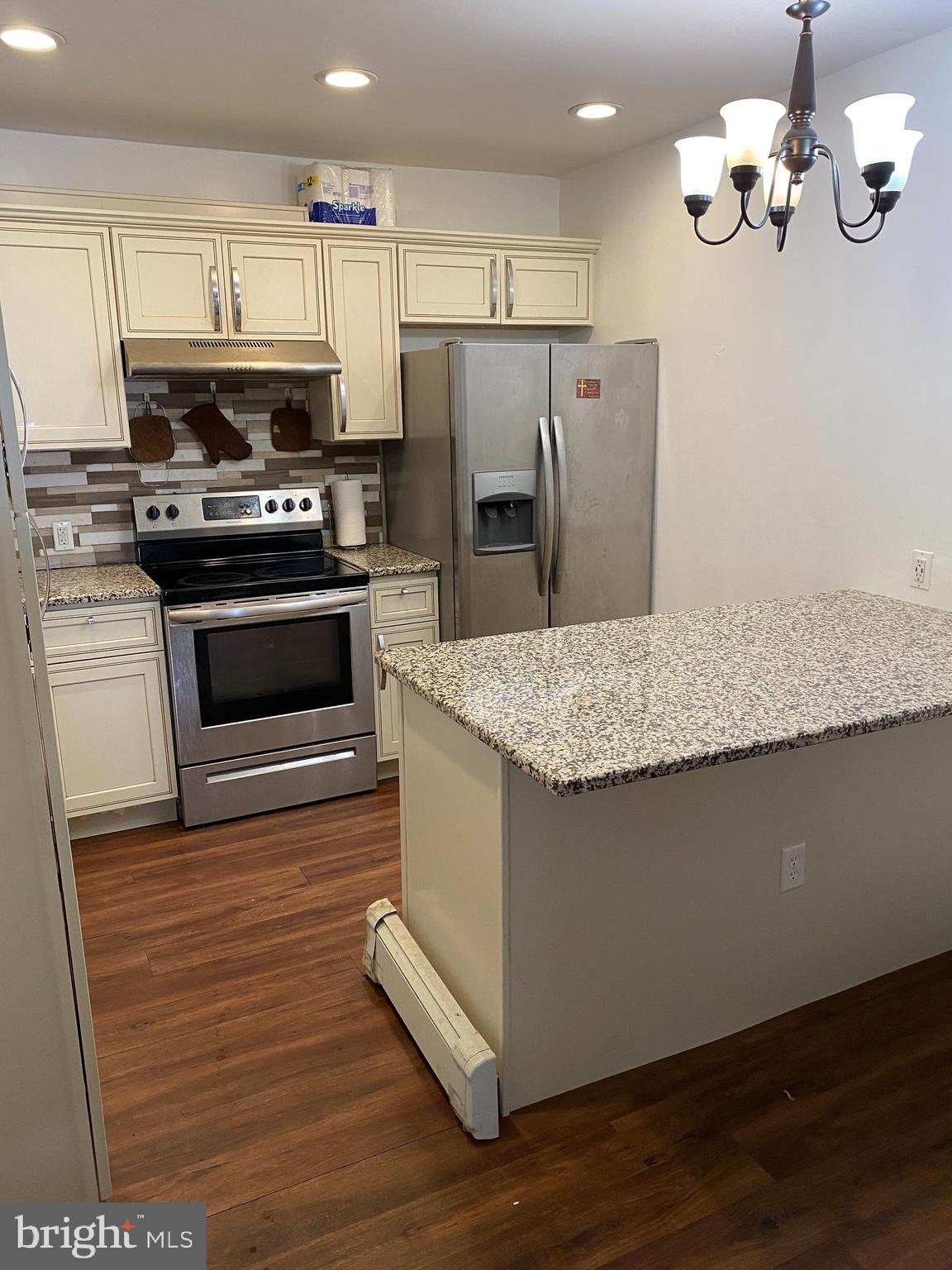 CASTOR GARDENS - Residential Lease