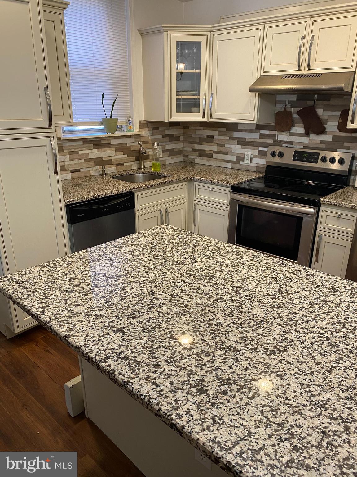 CASTOR GARDENS - Residential Lease