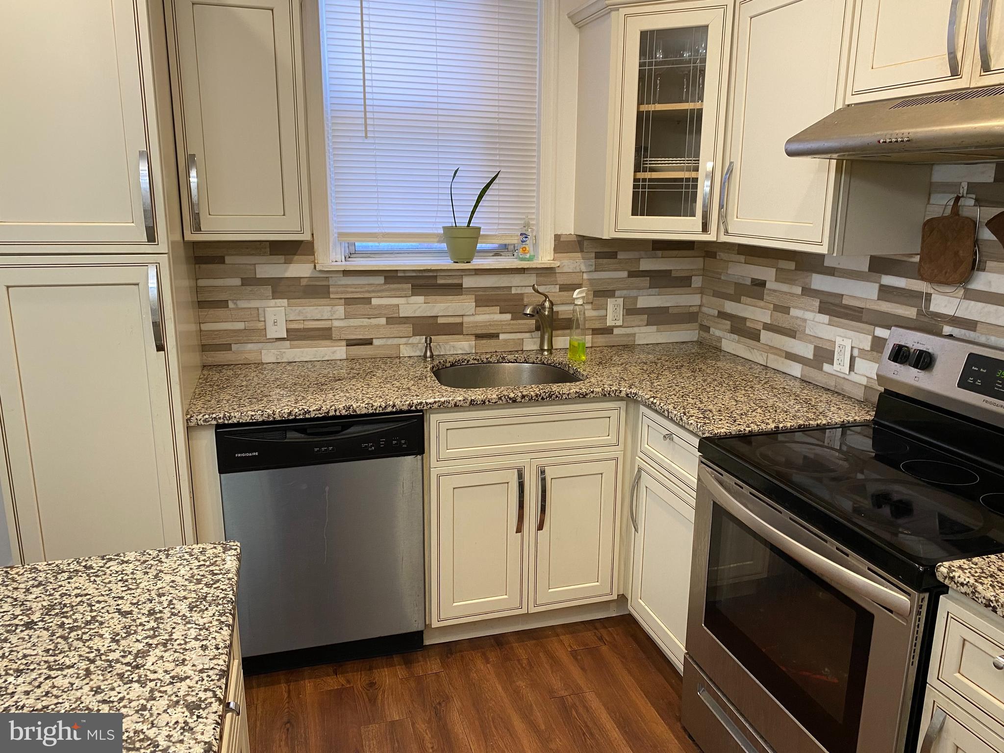 CASTOR GARDENS - Residential Lease