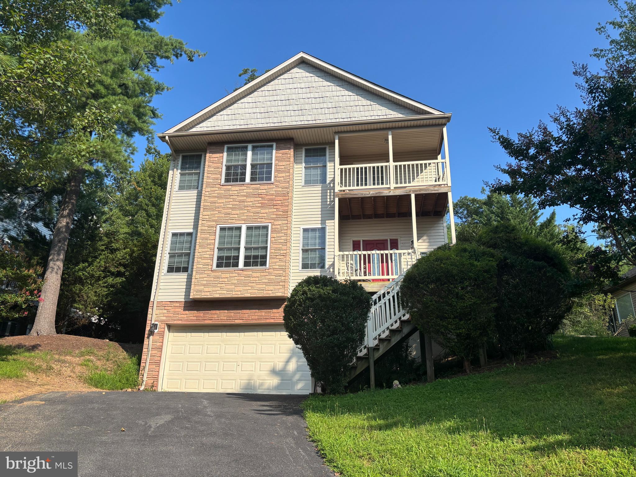 121 WATERSIDE LANE