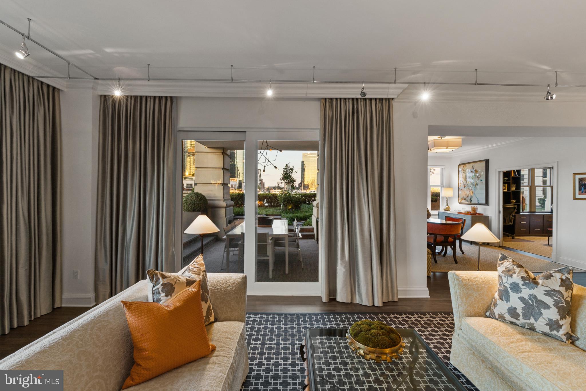 THE RITZ-CARLTON RESIDENCES - Residential