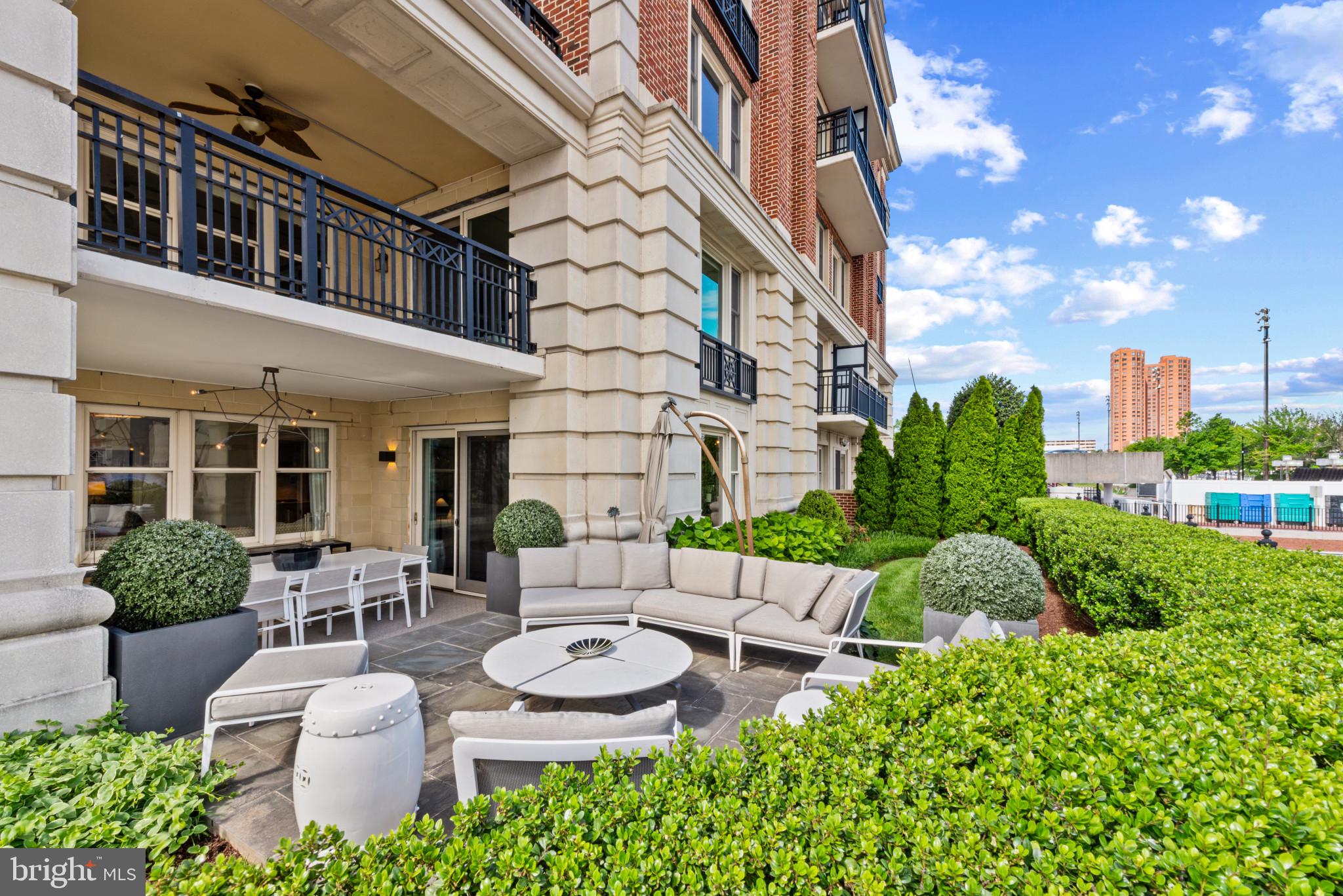 THE RITZ-CARLTON RESIDENCES - Residential