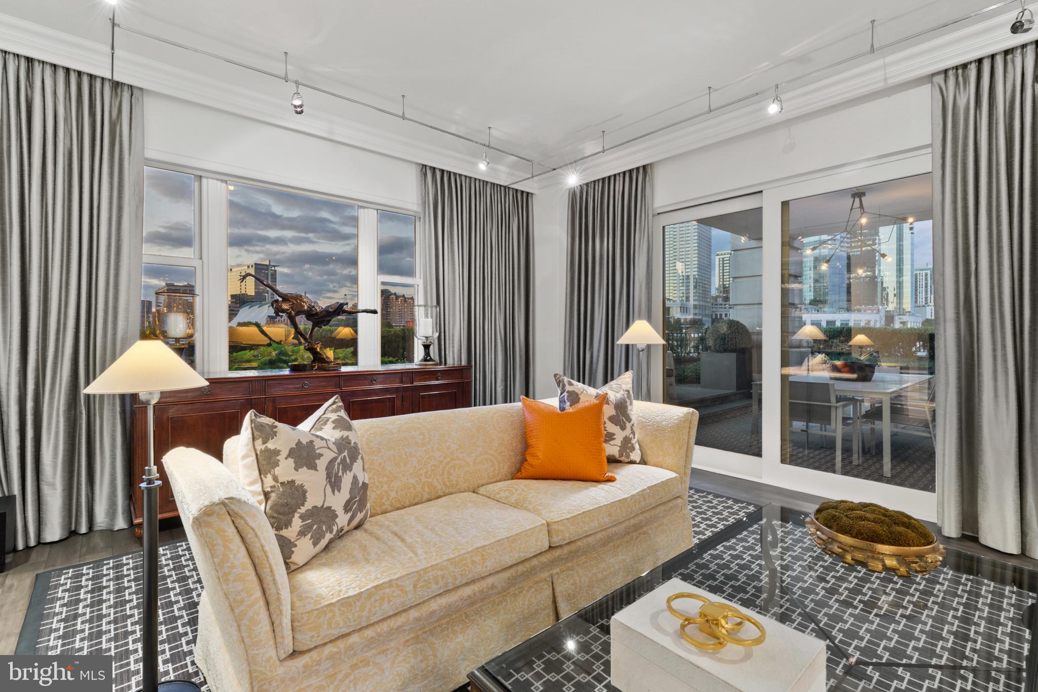 THE RITZ-CARLTON RESIDENCES - Residential