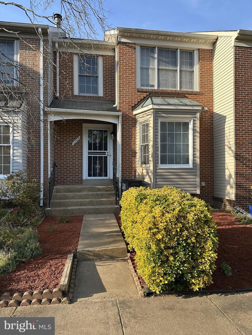 Beautiful and spacious, 3-level townhouse  located in a peaceful neighborhood in Lake Ridge. The main level has an easy flow with a bright living area, a cute kitchen, stainless steel appliances, pantry and lots of natural light. Upper level, you'll find all the bedrooms, including the owner's suite with a private en-suite bath. The walkout lower level offers so many possibilities with a family room, full bath, storage and separate laundry area.
Lake Ridge has an abundance of amenities with multiple swimming pools to choose from , tennis and basketball courts, club houses and so much more. This home is convenient to  shopping, schools, and major commuter routes. Don't miss this opportunity!