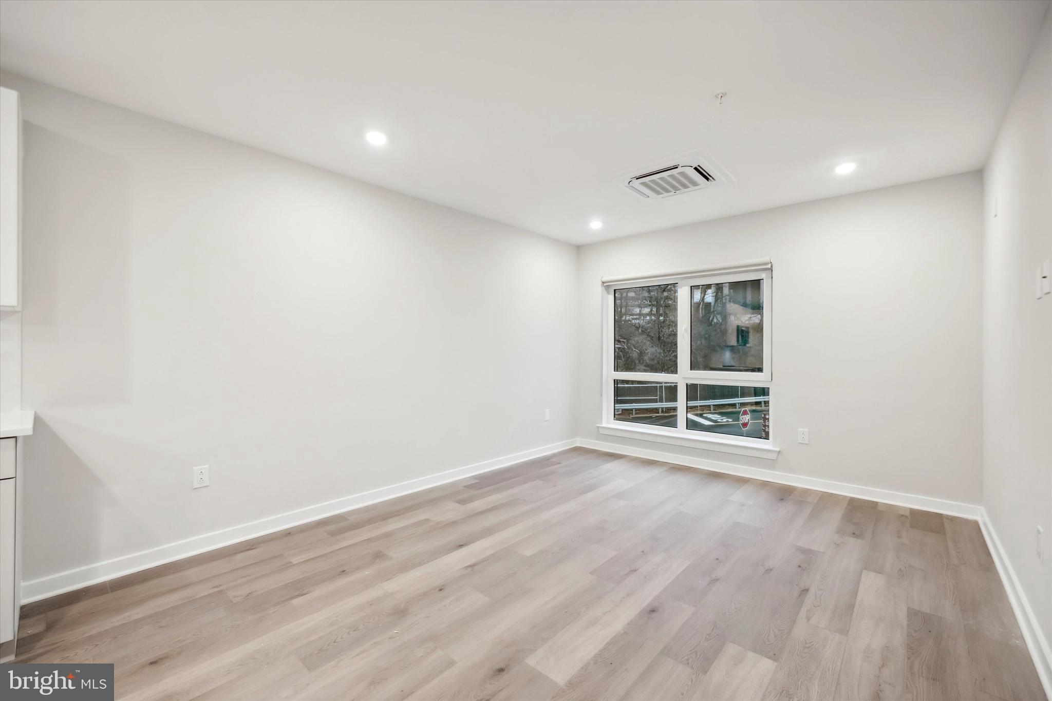 EAST FALLS - Residential Lease