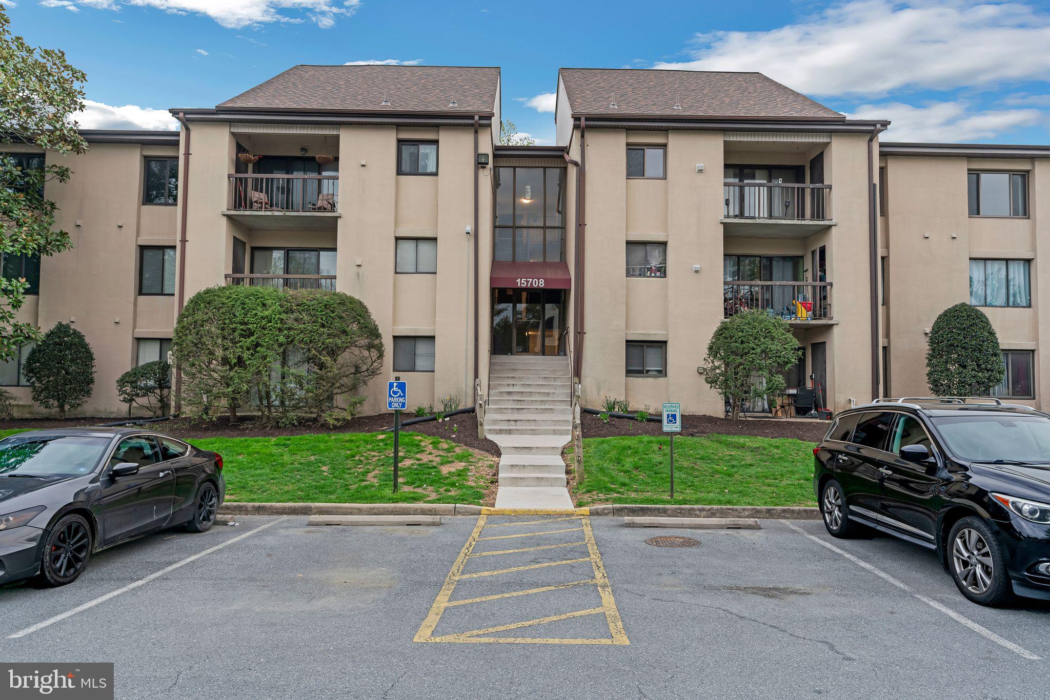 Welcome to this well-maintained and modern 3-bedroom, 2-bathroom condo, offering a spacious and comfortable living environment. Nestled in a well-kept building, this unit boasts ample natural light through large windows, creating an inviting atmosphere.
Enjoy year-round comfort with central air and a well-designed floor plan for privacy and functionality. Hardwood floors, one assigned parking space, and ample visitor parking make city living stress-free.
Perfectly located with easy access to shopping, dining, and commuter routes, this condo is an ideal choice for homeowners seeking a blend of modern amenities and convenience. Don't miss out on this fantastic opportunity—schedule a showing today!