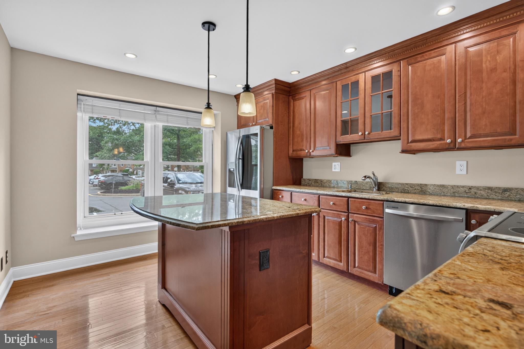 305 WILLIAMSBURG COURT