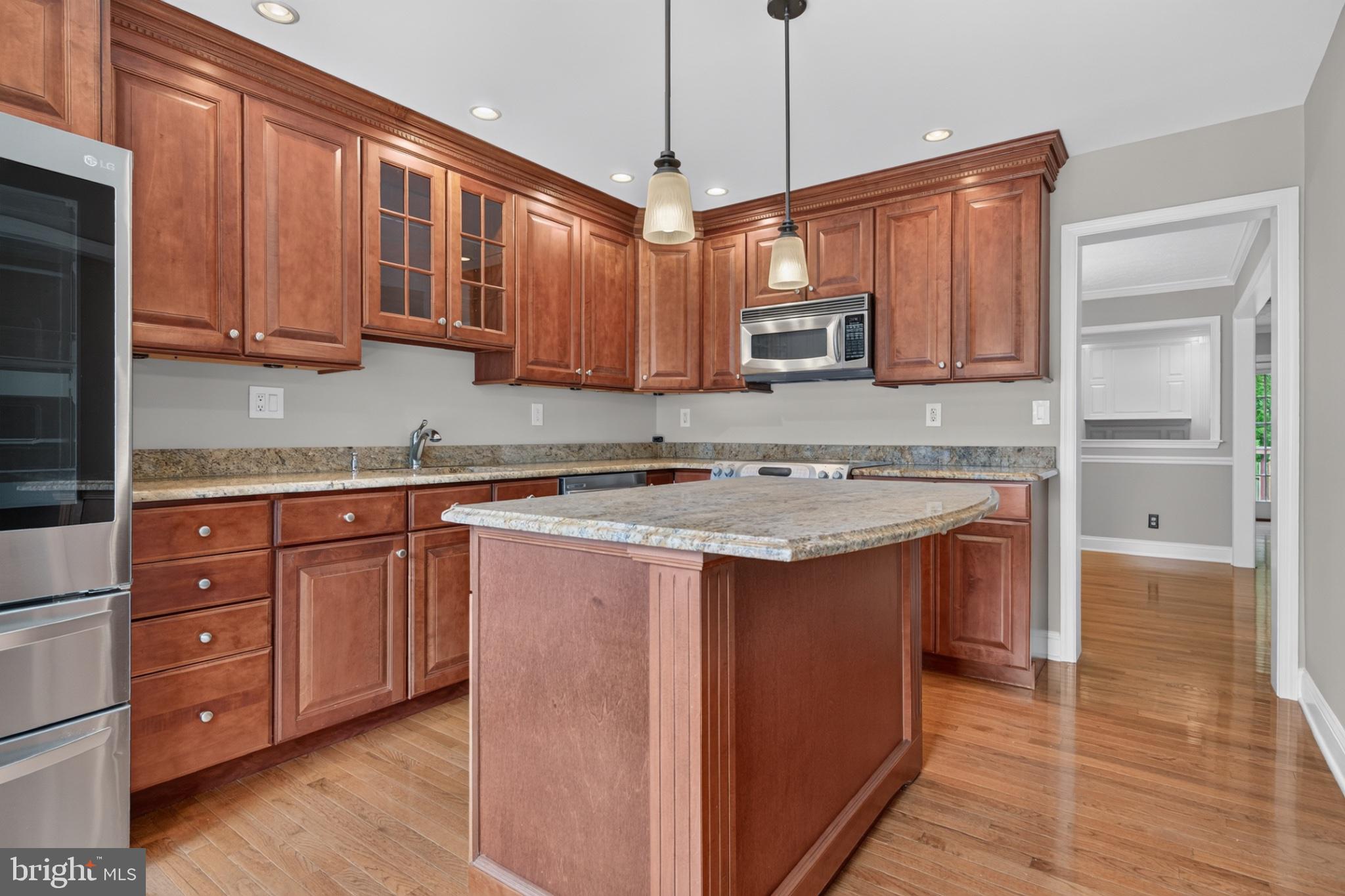 305 WILLIAMSBURG COURT