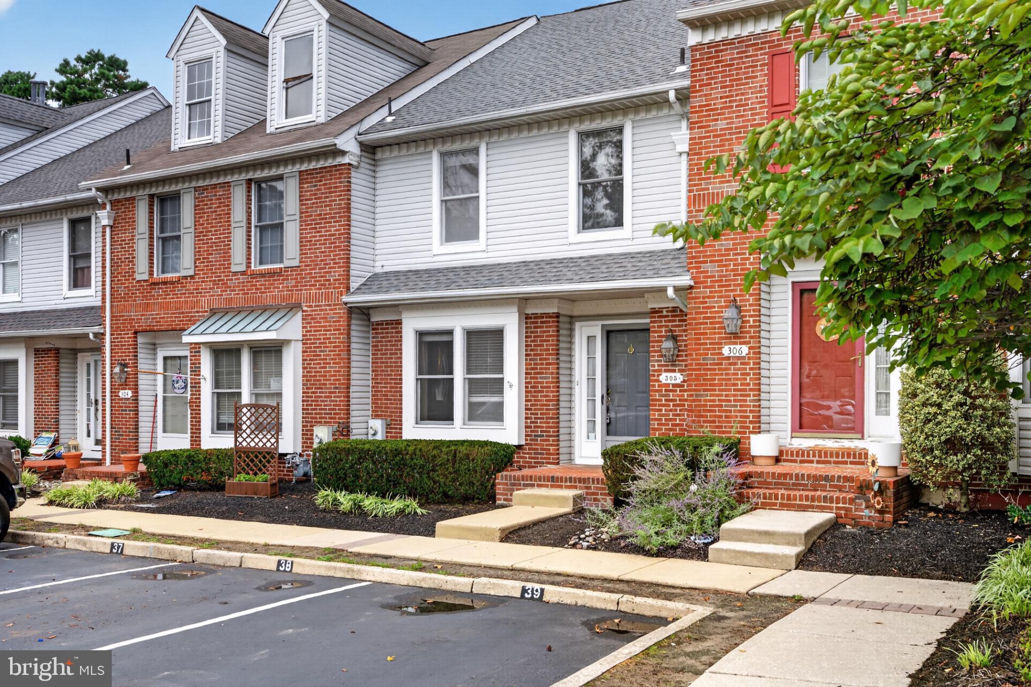 305 WILLIAMSBURG COURT
