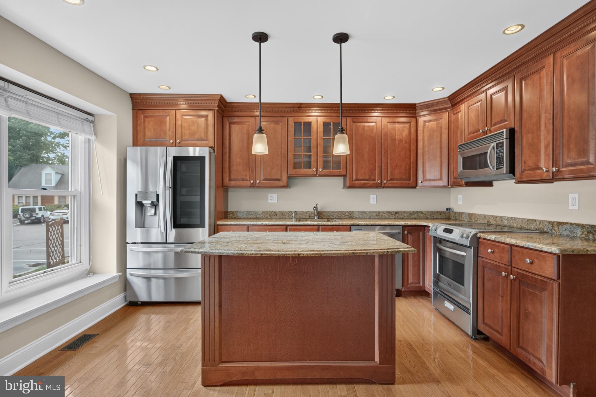 305 WILLIAMSBURG COURT