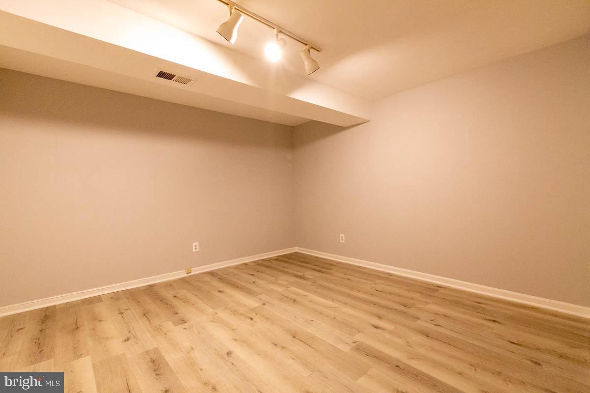 VALLEY STREAM ESTATES - Residential