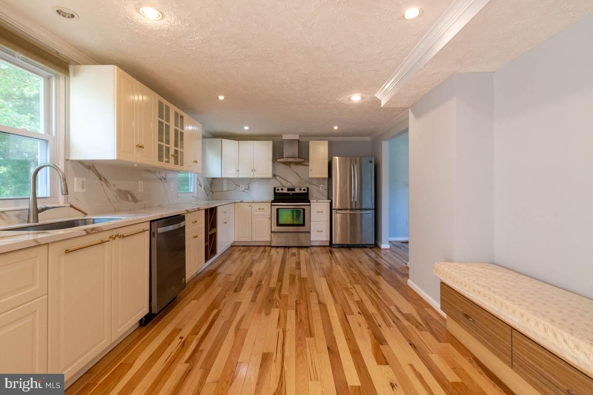 VALLEY STREAM ESTATES - Residential