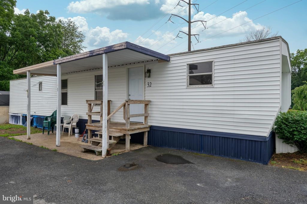 Photo of 32 CIRCLE DR, COLUMBIA, PA 17512 (MLS # PALA2036610)