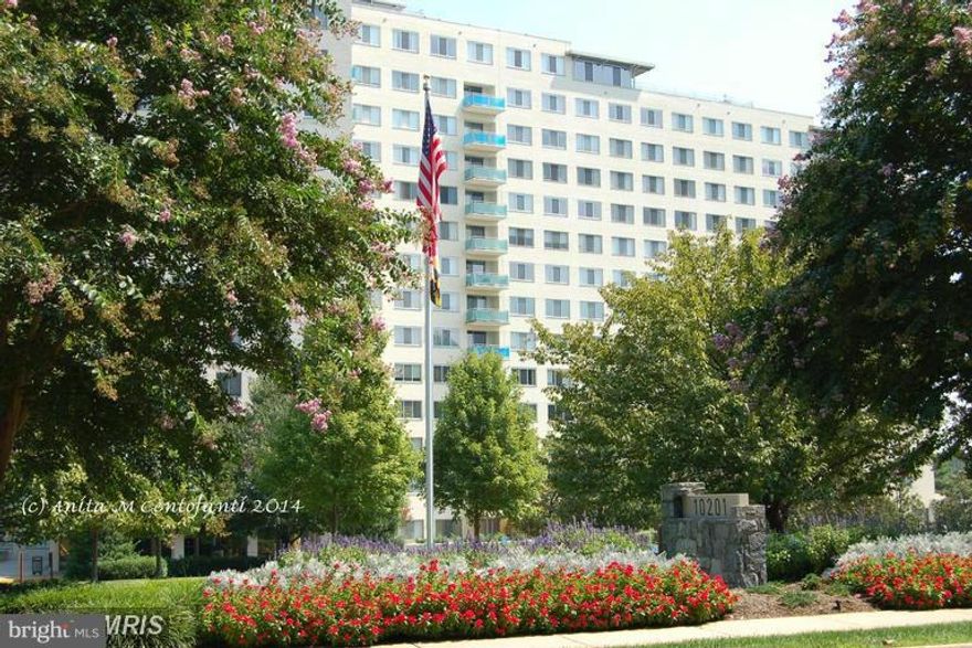 Treetop balcony unit w/ view of park. Garage parking. Updated bath, fresh Paint and Carpet throughout. Near metro, beltway, 270 Rock Creek park, Strathmore Hall and Grosvenor Market.Party Rooms, Fitness Center, Laundry, pool, roof terrace, extra storage, tot lot. Priced below market for quick rent