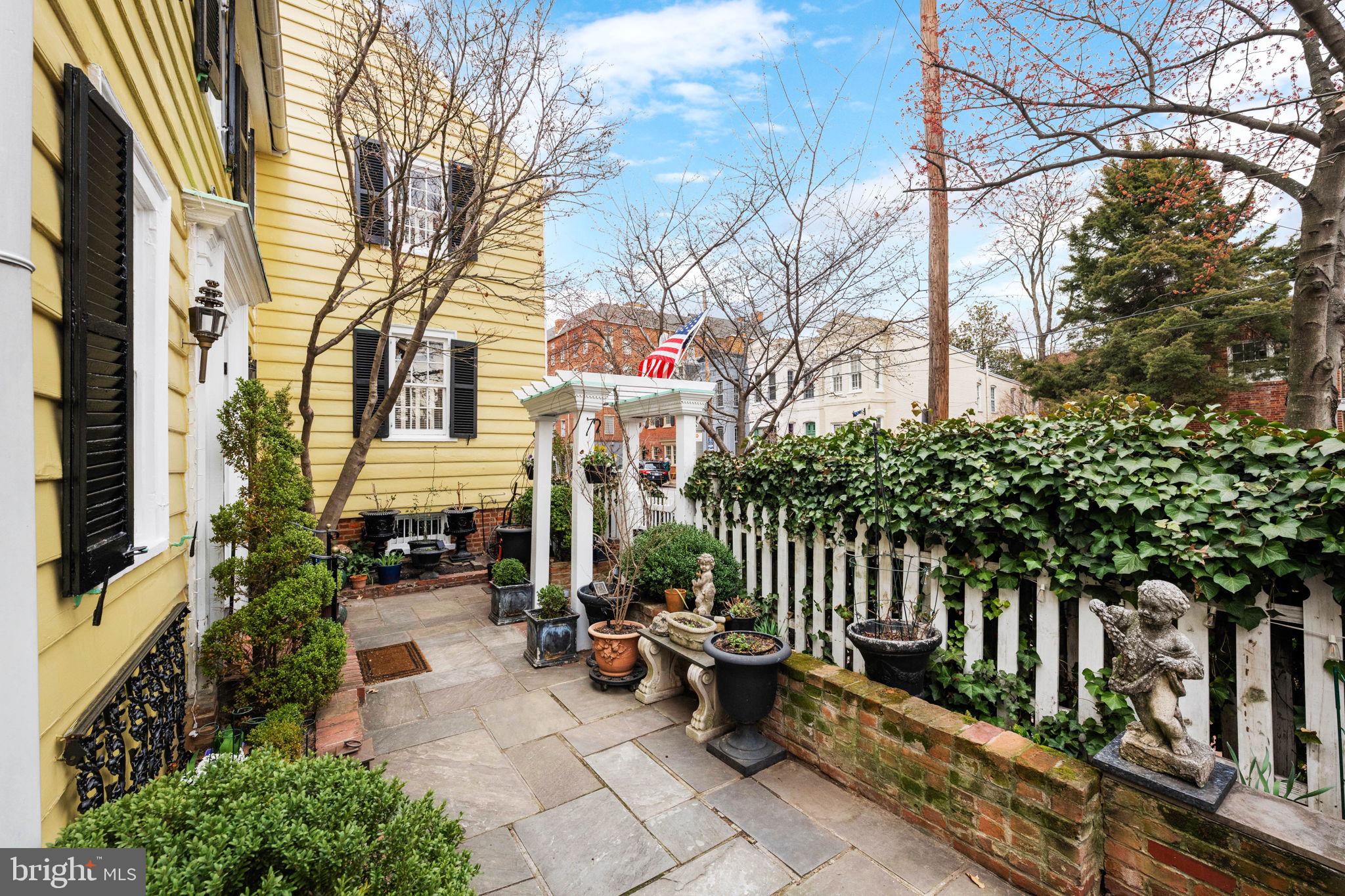 OLD TOWN ALEXANDRIA - Residential