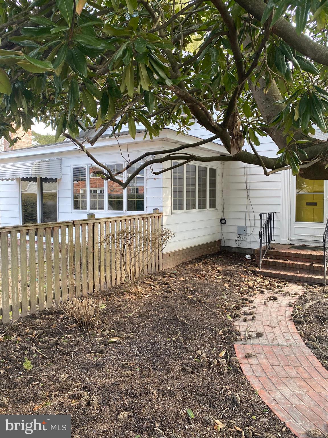 107 E EARLE AVENUE