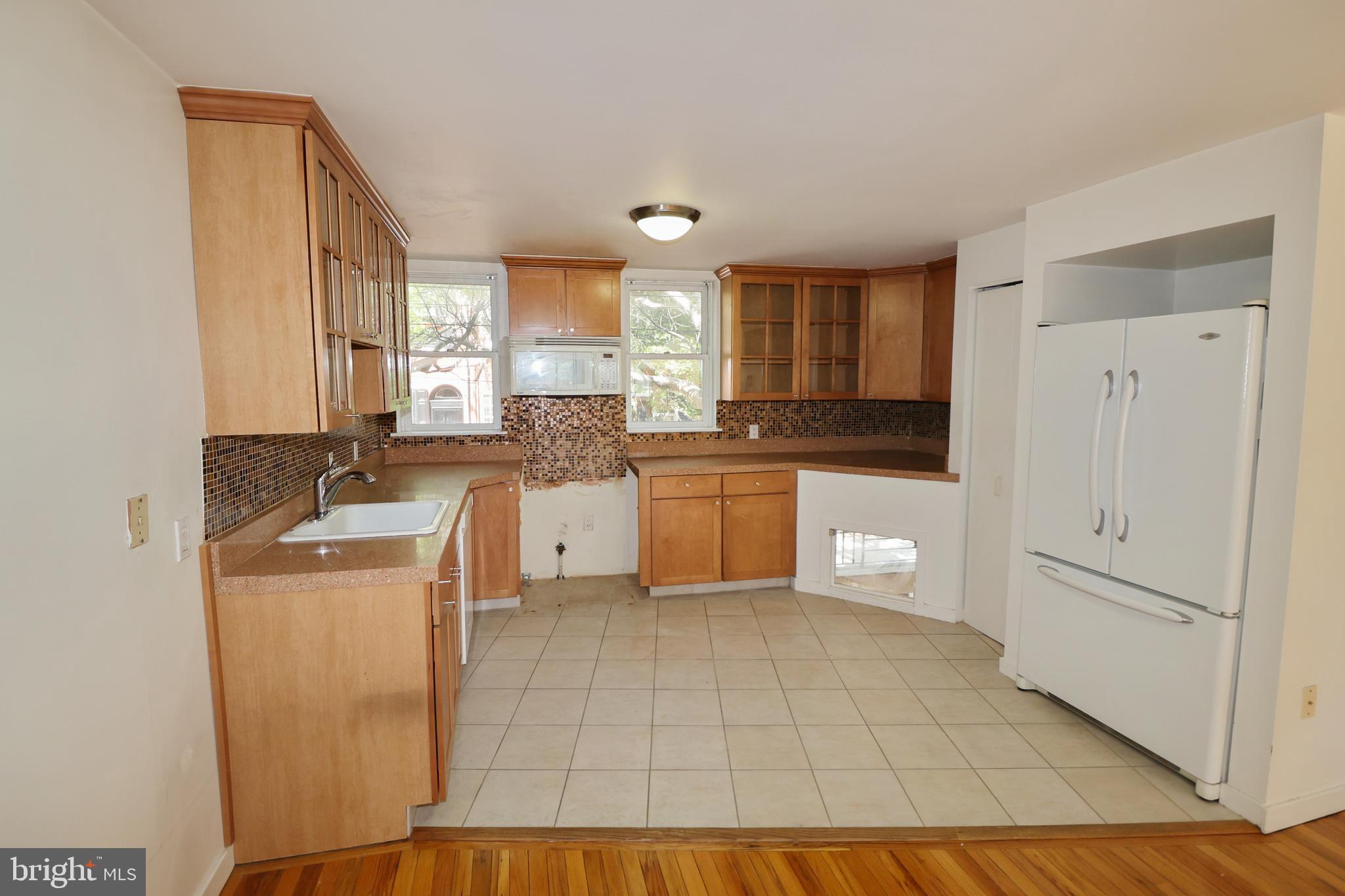 QUEEN VILLAGE - Residential