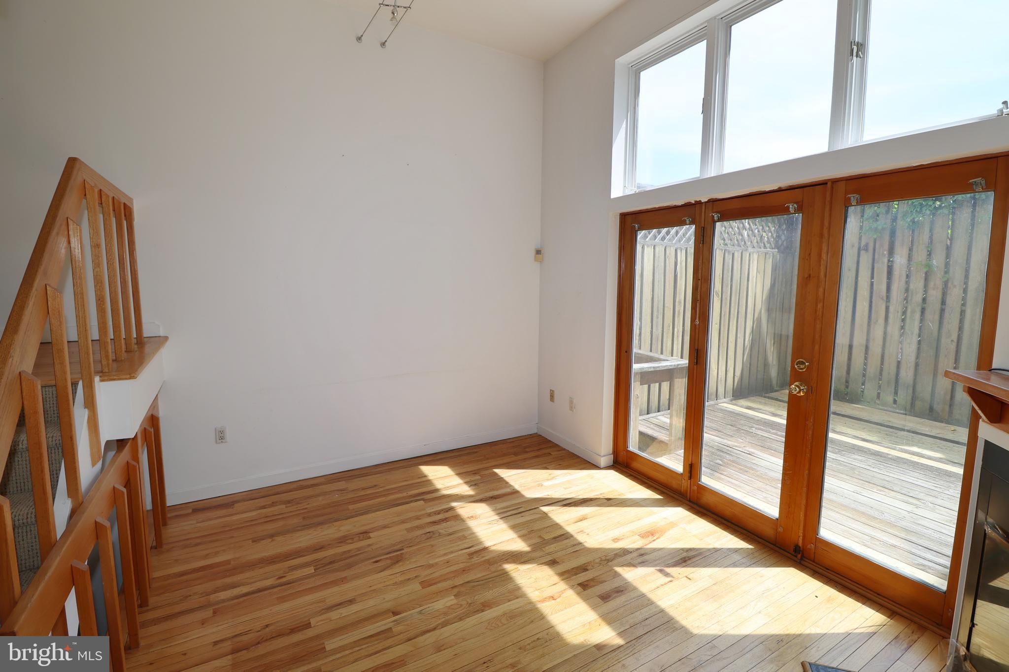 QUEEN VILLAGE - Residential