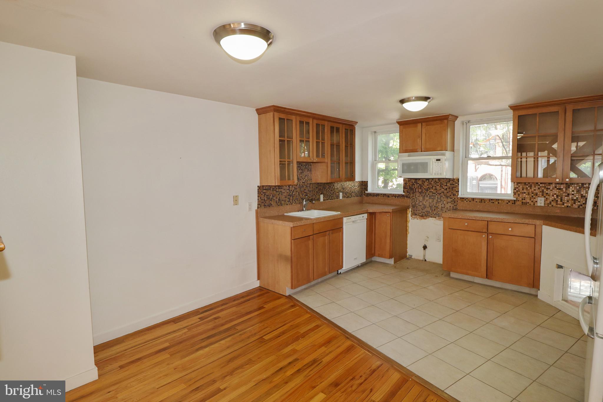 QUEEN VILLAGE - Residential